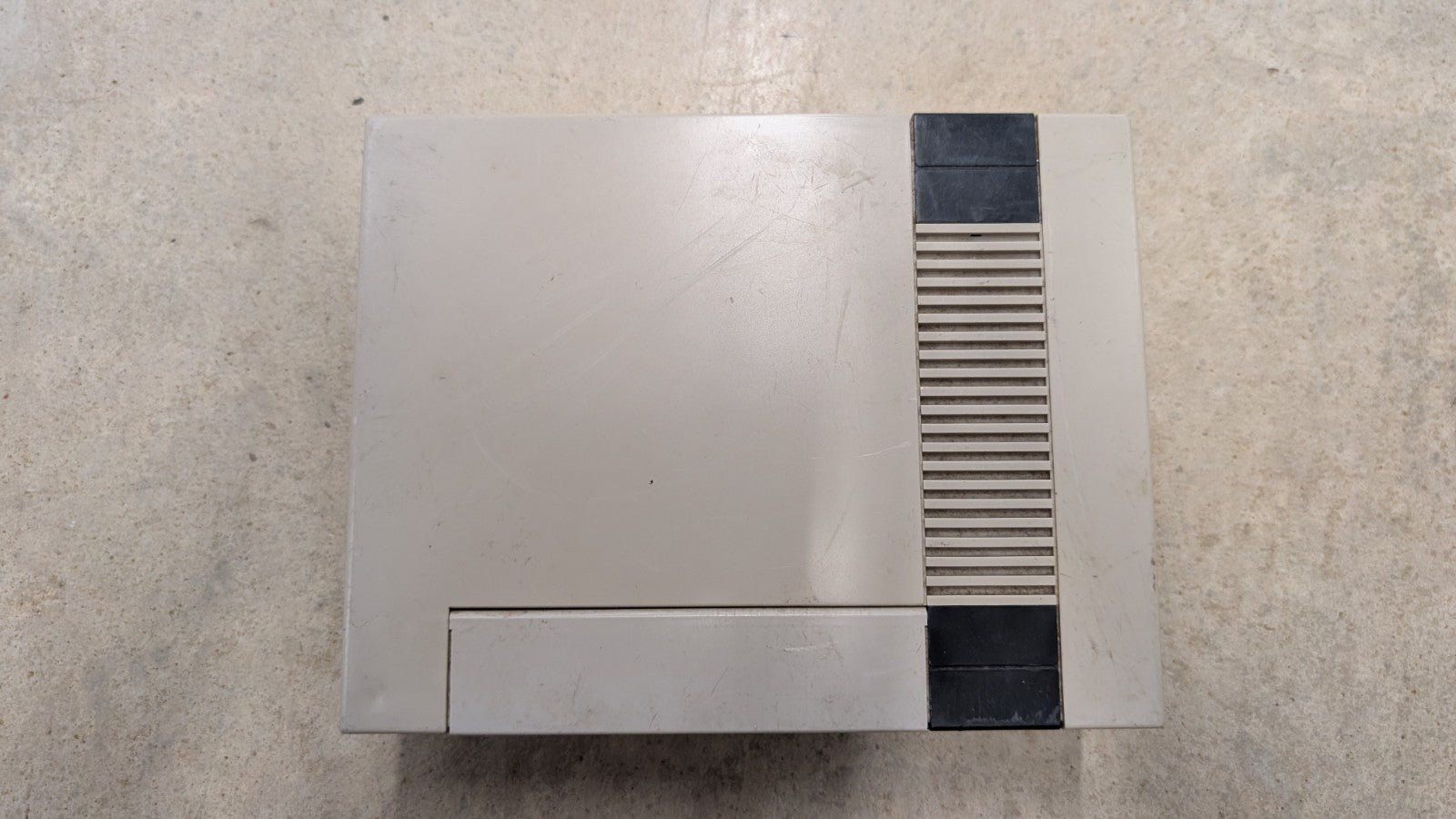 Nintendo NES Console w/ Super Mario Duck Hunt & Cables (v055)
